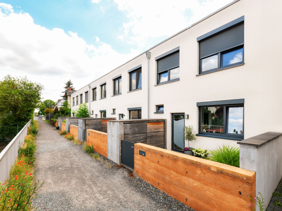 Hausansicht von Gehweg
