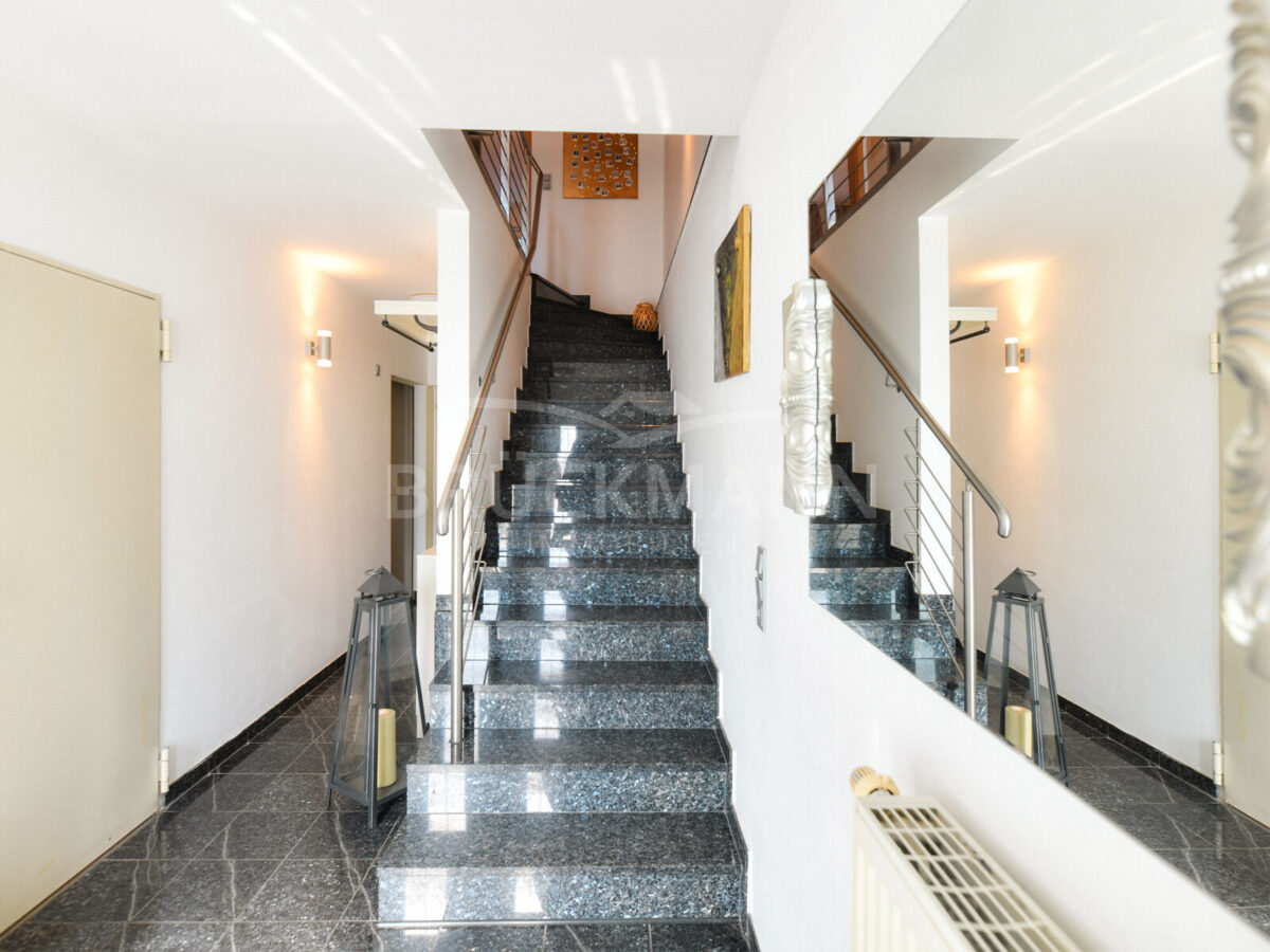 Treppe zum Wohnbereich im EG