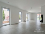lichtdurchflutetes Wohnzimmer - Hochwertig, energieeffizient, familienfreundlich: Ihr neues, modernes Zuhause in der Bitz!
