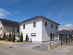 Hausansicht Straße - Hochwertig, energieeffizient, familienfreundlich: Ihr neues, modernes Zuhause in der Bitz!