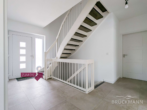 Treppe zum Obergeschoss - Hochwertig, energieeffizient, familienfreundlich: Ihr neues, modernes Zuhause in der Bitz!