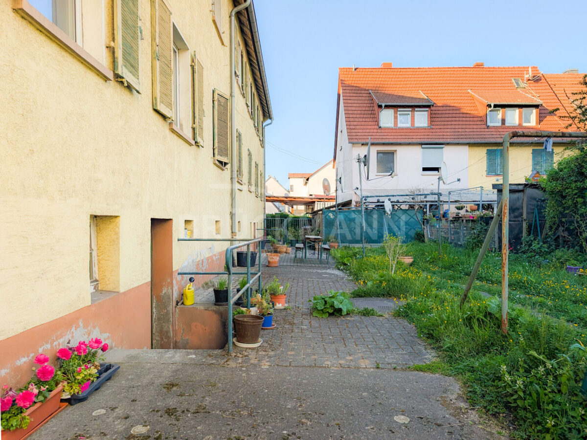 Hinter dem Haus