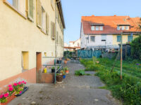 Hinter dem Haus