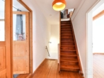 Aufgang ins DG - Wohnhaus mit 4 Parteien-Hof und Weindorf-Atmosphäre