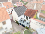 Luft-Perspektive - Wohnhaus mit 4 Parteien-Hof und Weindorf-Atmosphäre