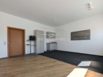 heller Hauptraum - Lichtdurchfluteter Büro-/Praxis-/Verkaufsraum mit kleinem Lager & Garage