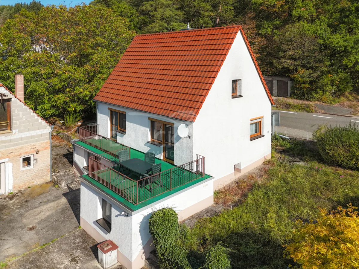 mit Blick in den Vorgarten