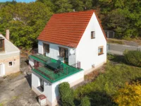 mit Blick in den Vorgarten