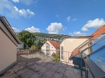 ...auch von der Terrasse - Stadtnahe Ruhe: Luftige 3-Zimmer-Maisonette mit Blick zum Haardtrand