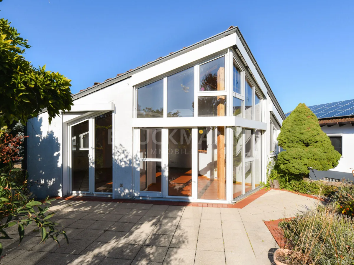 Südterrasse mit großer Fensterfront