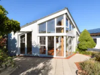 Südterrasse mit großer Fensterfront