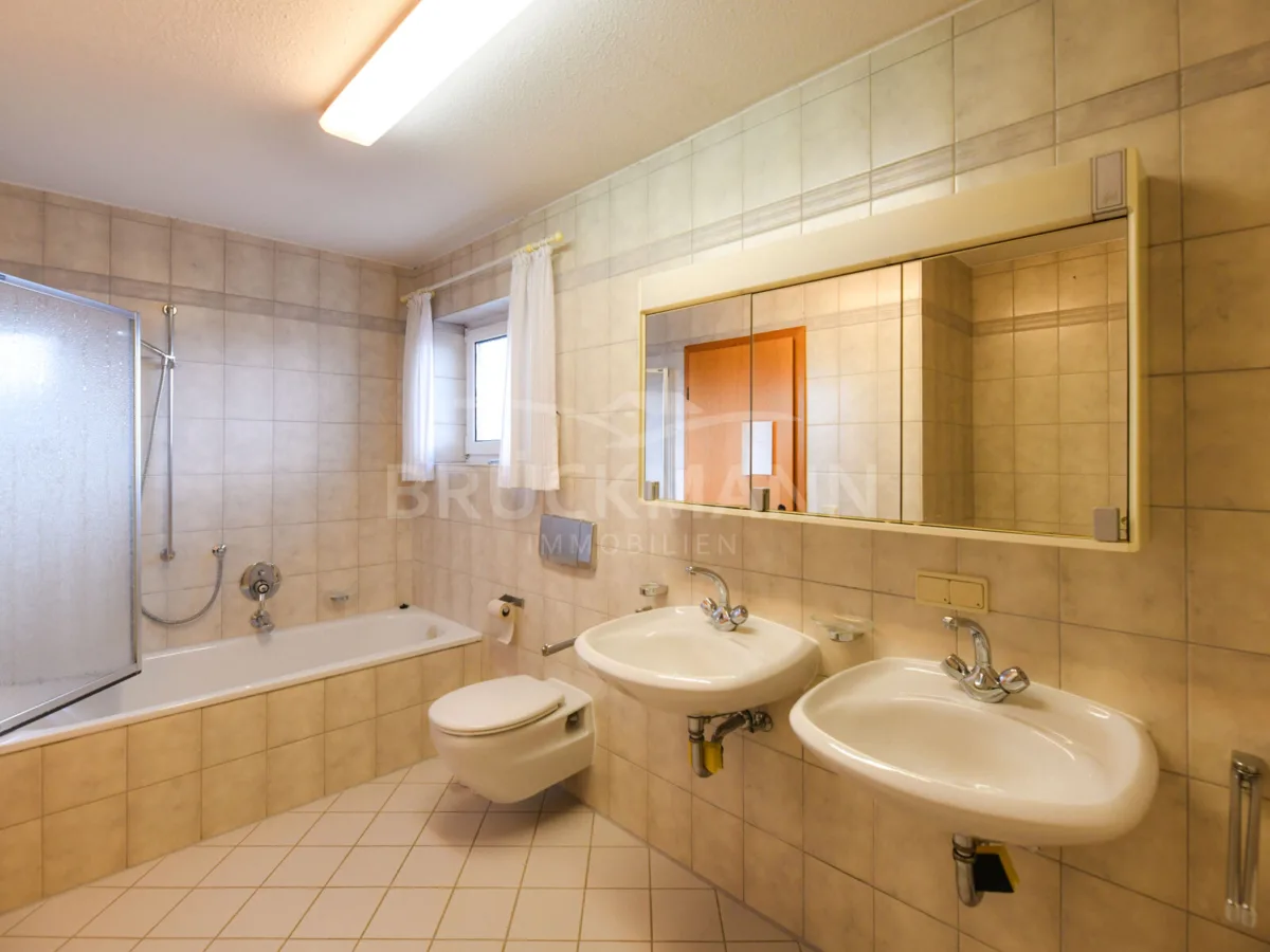 Tageslicht-Bad mit Wanne (UG)