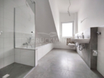 Bad mit Dusche & Wanne